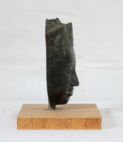 null Face in patinated bronze in the style of Cambodia

H : 18 cm.