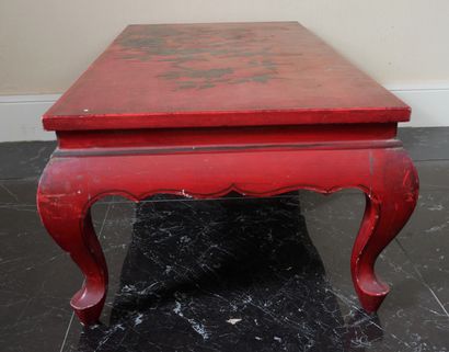 null Table basse rectangulaire à pieds cambrés en bois laqué rouge à décor de branchages...