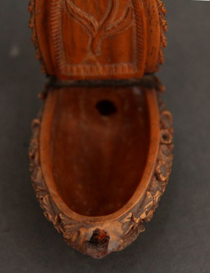 null Tobacco box in natural wood carved with a young woman with flowers, 19th c.

H...