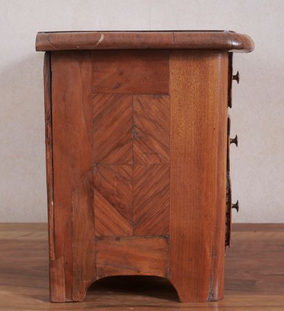 null 
Veneer chest of drawers with three drawers




H : 31 L : 41 cm.



Cracks,...