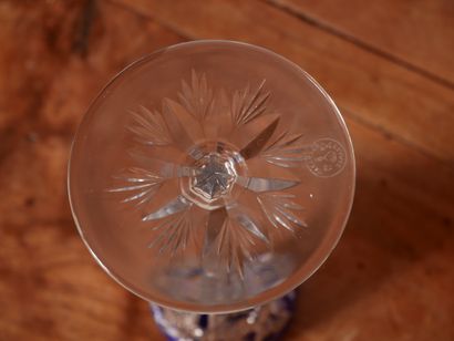 null BACCARAT

- Cinq verres sur pieds en cristal transparent taillé polychrome (éclat...