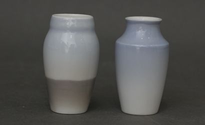 null BING GRONDHAL

Deux petits vases balustres en porcelaine à décor de fleurs et...