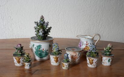 null Lot de huit pots avec leurs fleurs en porcelaine polychrome (accidents, manques)...