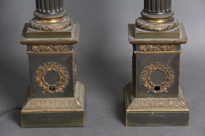 null Pair of column lamps in patinated sheet metal, gilded and gilt bronze, the fluted...