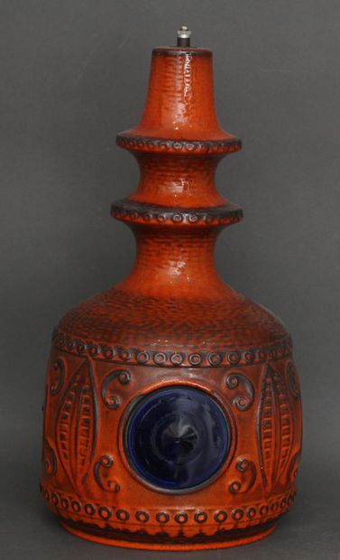 null BAY Keramik

Ceramic lamp base with orange glaze and blue glass discs with globular...