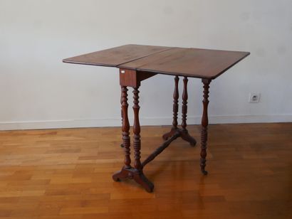 null 
Lot :




- Table gate-leg en bois naturel




- Etagère d'applique en bois...