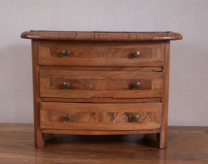 null 
Commode de maîtrise en bois de placage à trois tiroirs




H : 31 L : 41 cm.



 Fentes,...