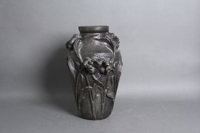 null 
JT NOTTON




Vase en plâtre à application de métal martelé à décor en relief...