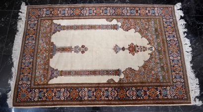 null Tapis en laine à décor polychrome de Mirab sur fond beige

199 x 128,5 cm.