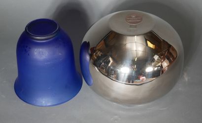 null Deux caches-pots en métal et verre teinté bleu

H : 22-25 cm.