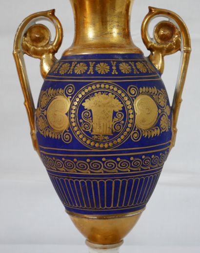 null Vase balustre à deux anses en porcelaine blanche à décor bleu et doré, XIXème...
