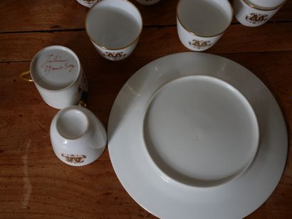 null 
Partie de service à gateaux, thé et café en porcelaine blanche à liserets dorés,...