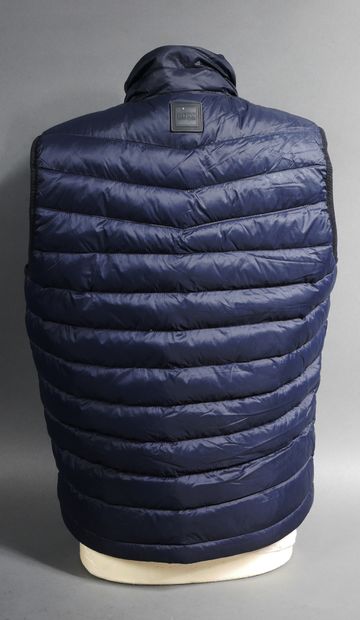null *HUGO BOSS

- Pantalon modèle Hooker à pince en laine vierge bleu, taille 56

-...