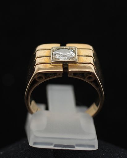 null Yellow gold ring 750 thousandths, the center with geometric decoration decorated...