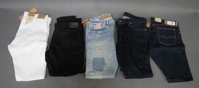 null *RALPH LAUREN :

Lot de cinq jeans couleurs blanc, noir, bleu, taille 38/34