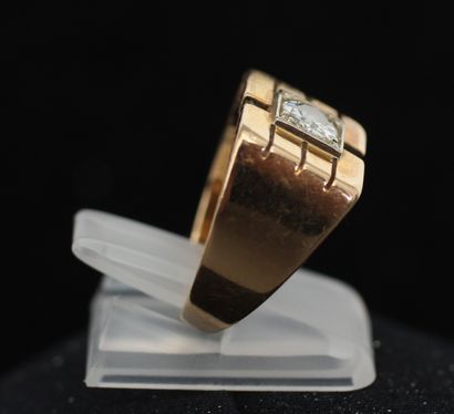 null Yellow gold ring 750 thousandths, the center with geometric decoration decorated...