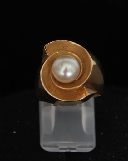 null 18k yellow gold tourbillon ring set with a cultured pearl, TDD: 52, gross weight:...