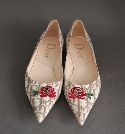 null Christian DIOR made in Italy

Paire de chaussures en tissus beige monogrammé...