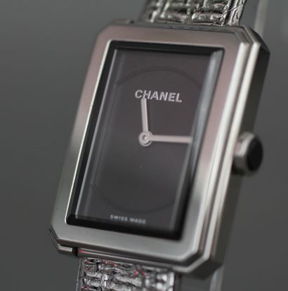 null CHANEL 

Ladies' watch Boy friend tweed model in steel, black silent dial, rectangular...