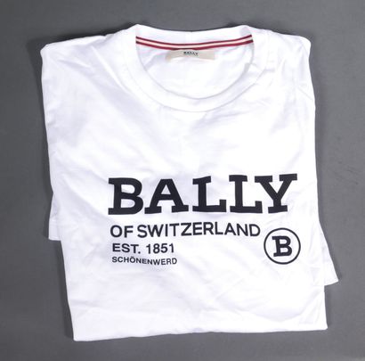 null *BAILLY

- Deux T-shirt blanc siglés, XXL XXXL

- Deux T-shirt noir siglés,...