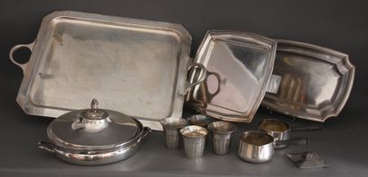 null Lot en métal argenté comprenant des plateaux, gobelets, casseroles à bouillieet...