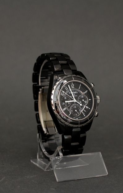 null *CHANEL

Bracelet-montre d'homme, modèle J12 automatic en céramique noire, fond...