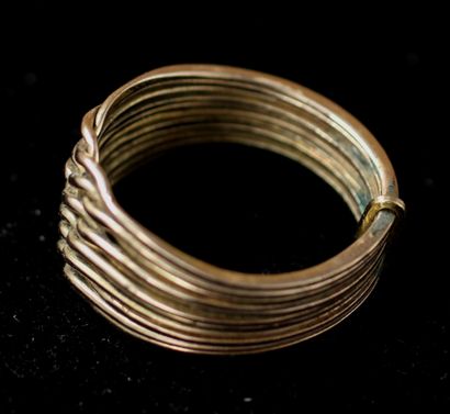null Seven-ring ring in 9k yellow gold, weight: 5.5 g.