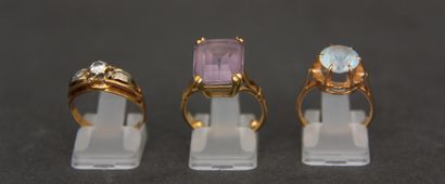 null *Lot of three rings in 18k yellow gold set with colored stones, TDD: 51-51-53,...