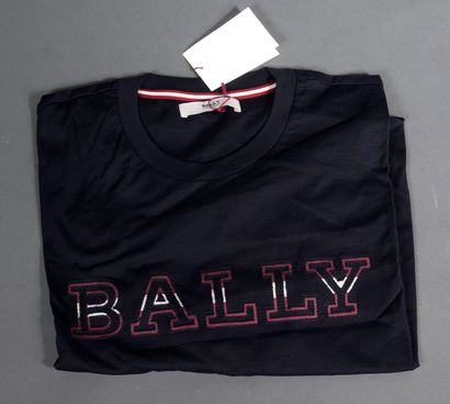 null *BAILLY

- Deux T-shirt blanc siglés, XXL XXXL

- Deux T-shirt noir siglés,...