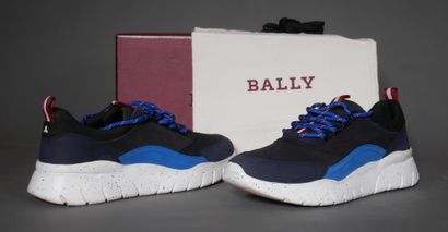null *BAILLY

Paire de sneakers bisko bleu et noir

Taille 45

Dans sa boite d'origine...