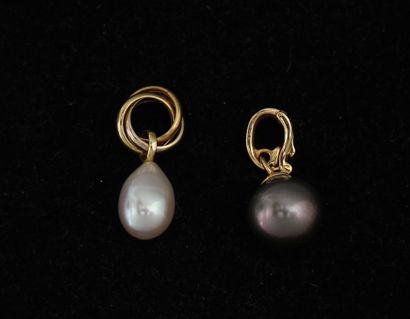 null Two pendants with 18k yellow gold settings adorned with a white pearl and a...