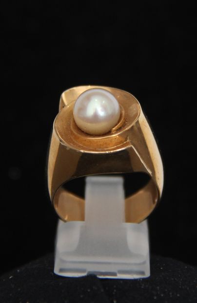 null 18k yellow gold tourbillon ring set with a cultured pearl, TDD: 52, gross weight:...