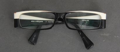 null Alain MIKLI

Trois paires de lunettes de vue