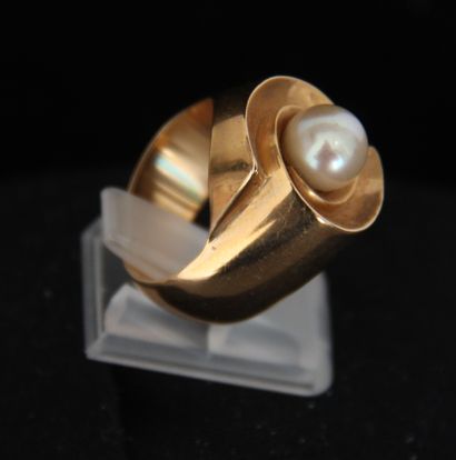 null 18k yellow gold tourbillon ring set with a cultured pearl, TDD: 52, gross weight:...