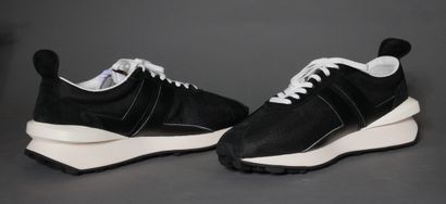 null *LANVIN

Paire de sneakers en cuir, daim et tissus noir, lacets blancs

Taille...