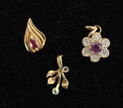 null *Set of two pendants and two earrings in 18k yellow gold and colored stones,...