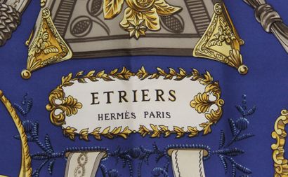 null HERMES Paris - Françoise de la PERRIERE

Carré en soie modèle étriers bleu sur...