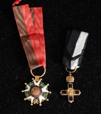 Médailles miniatures :

- Officier de la...