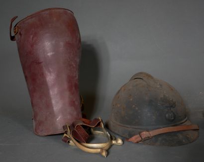 null *Lot :

-Casque Adrian modèle 1915 attribut infanterie peinture bleue horizon...