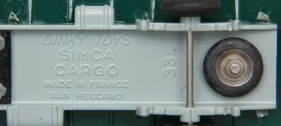 null DINKY TOYS made in France,

Cargo miroitier Simca gris avec chevalet, réf 33,...