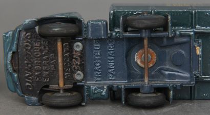 null DINKY TOYS made in France

Tracteur Panhard bleu gris avec une remorque SNCF...