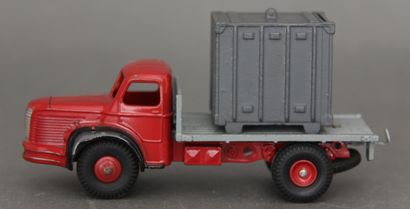 null DINKY TOYS Made in France

Berliet GLM plateau container ref. 34 rouge, noir,...