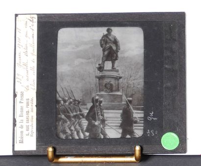 null *Lot of glass photographic plates with military themes (General Mangin, Joffre)...