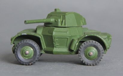 null DINKY TOYS made in England

Armoured car ref. 670 (petits éclats de peinture)

Dans...