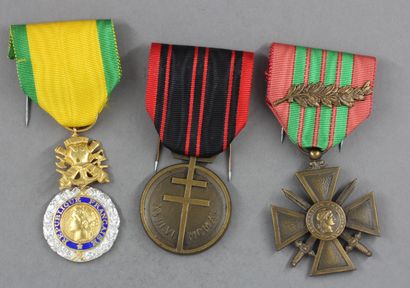 Lot de trois médailles militaires avec les...
