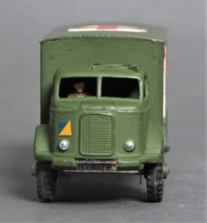 null DINKY TOYS made in England

Military ambulance, ref. 626 (usures aux angles)

Dans...