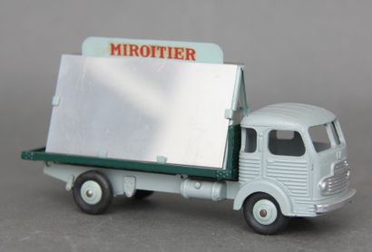 null DINKY TOYS made in France,

Cargo miroitier Simca gris avec chevalet, réf 33,...
