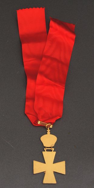 null Aeterna Lucina (1970-1994)

Croix de chevalier en métal doré et émail rouge...