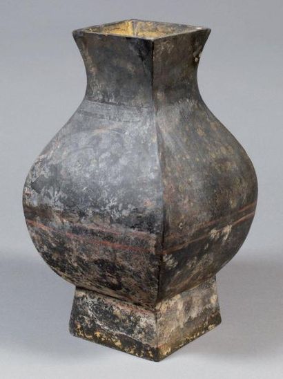 null Un vase de forme fanghu en terre cuite grise avec traces d'engobe et pigments...