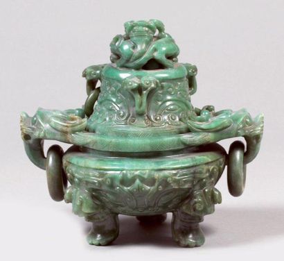 null Brule parfum tripode en jadéite teintée du Henan vert, à décor archaïsant de...
